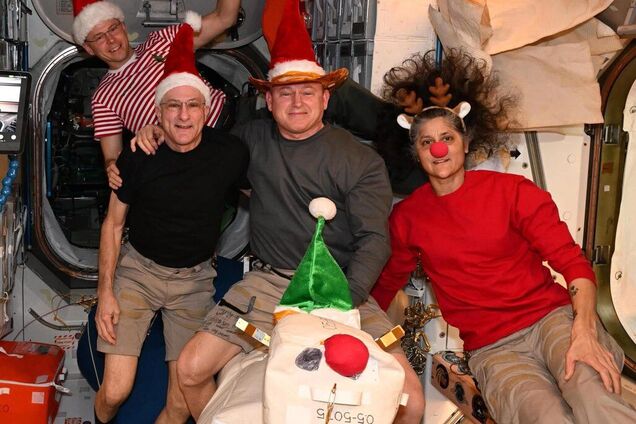 Астронавты, которые застряли на МКС, оригинально поздравили жителей Земли с Рождеством. Видео