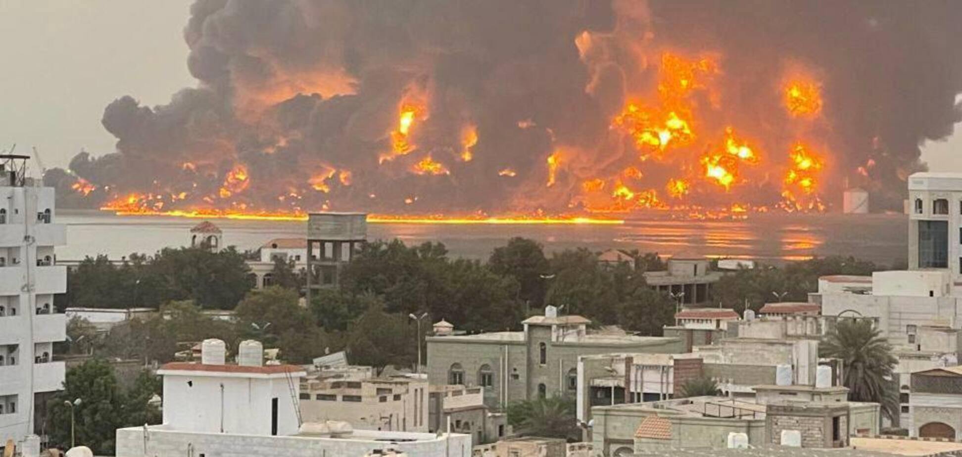 Израиль нанес авиаудары по Йемену: аэропорт Сана и порты Ходейда и Рас-Иса выведены из строя. Фото и видео