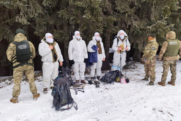 У Карпатах затримали групу чоловіків, які намагались втекти до Румунії. Фото 