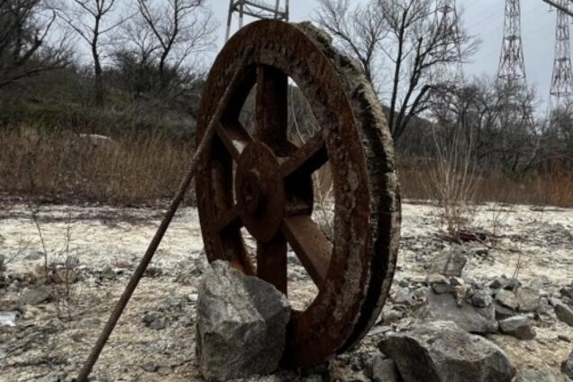 На Хортице обнаружили колесо, которое использовали при строительстве Днепровской ГЭС почти 100 лет назад. Фото
