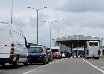 Кабмин изменил правила пересечения границы для водителей с гумпомощью