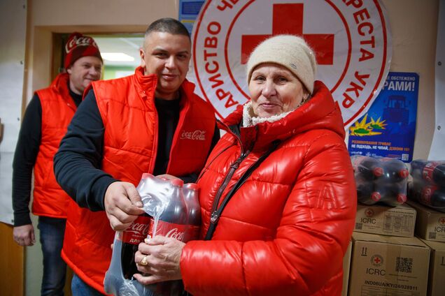 Свята разом з Coca-Cola: 1,5 мільйона пляшок у подарунок для тих, хто найбільше потребує підтримки