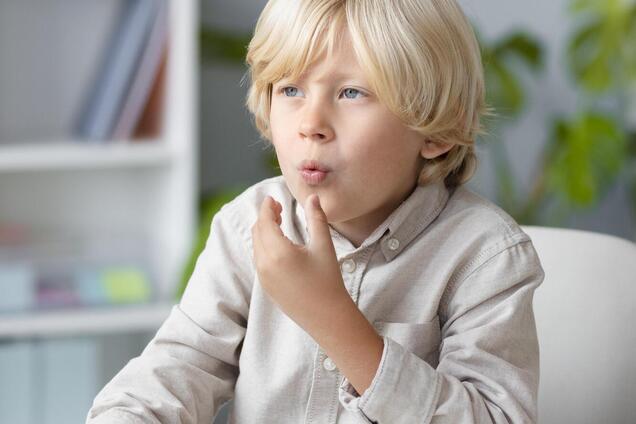 Что такое эхолалия и когда следует обратиться к специалисту, если ребенок постоянно повторяет слова за взрослыми