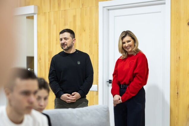 Редкий выход Зеленских: президент и первая леди пришли домой к многодетной семье. Видео