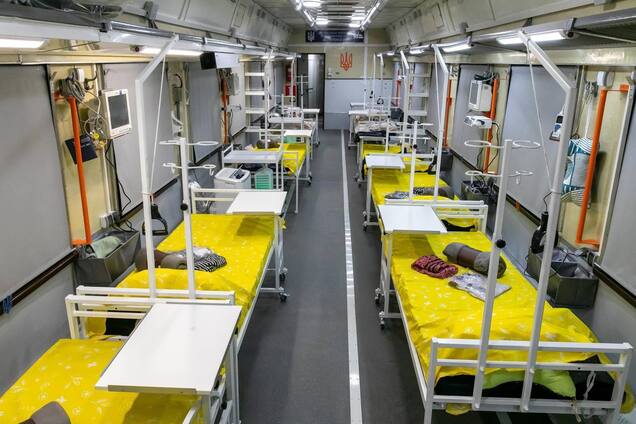 Вагон-реанимация, генераторы и ИВЛ: 'Укрзалізниця' сформировала медицинский поезд для эвакуации раненых. Фото