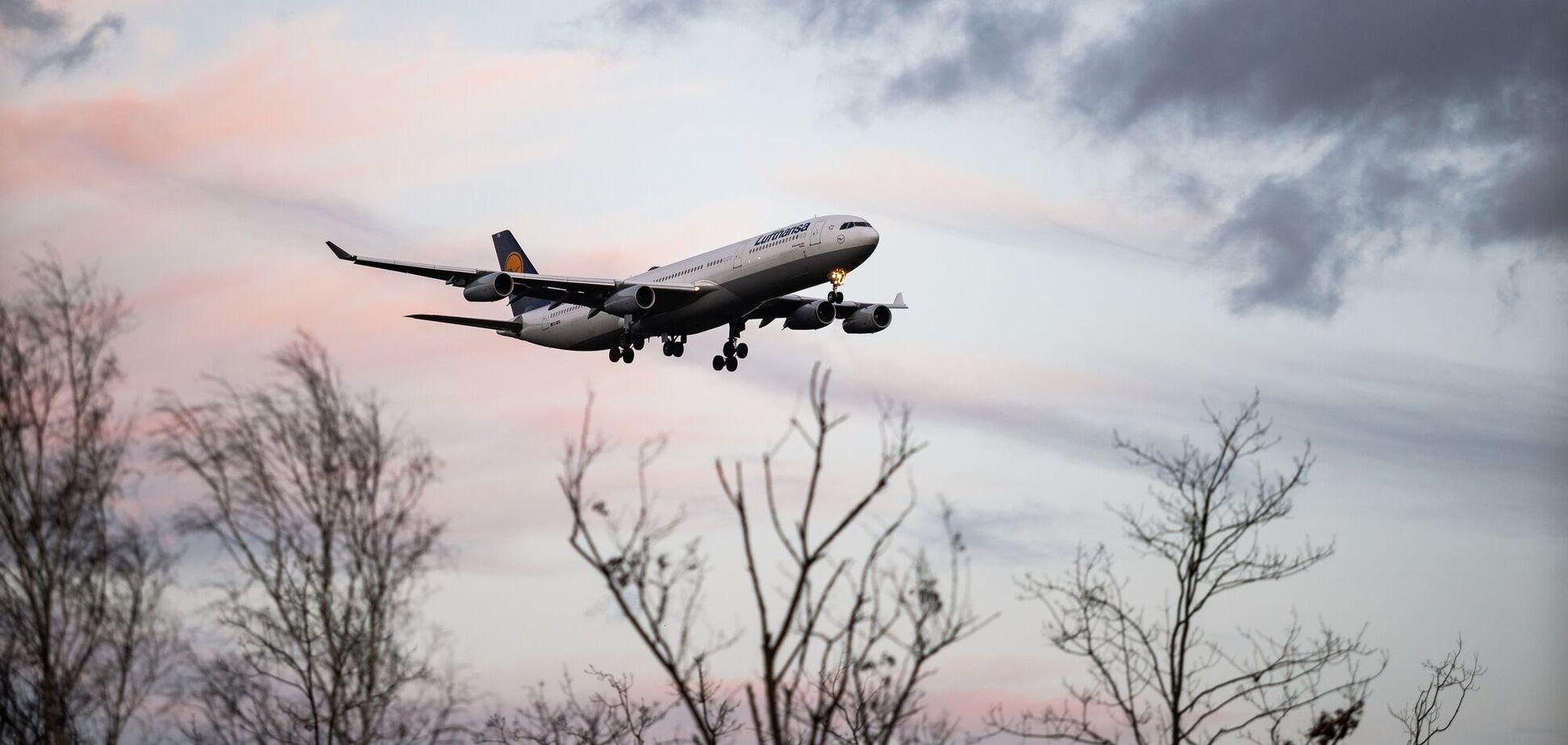 В Британии из-за тумана упразднили и задержали десятки авиарейсов: пострадали ведущие аэропорты страны