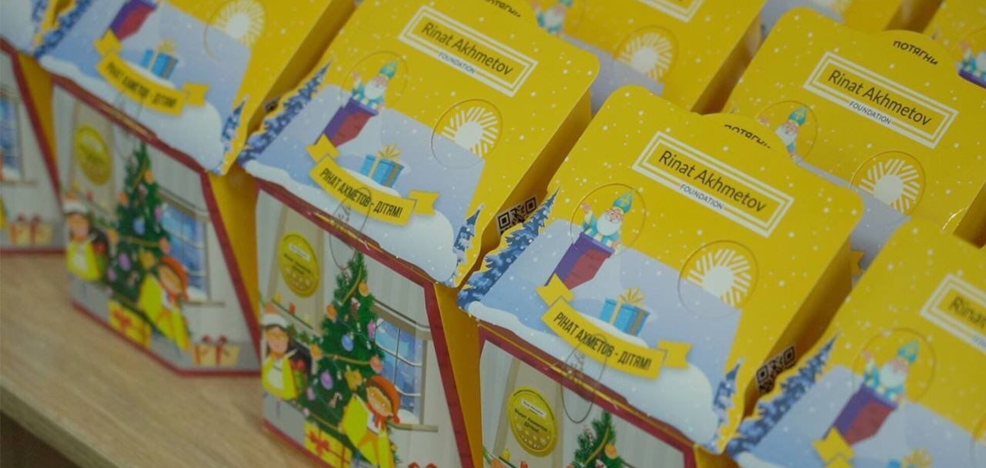Дети из Мариуполя в разных городах получают новогодние поздравления от Фонда Рината Ахметова