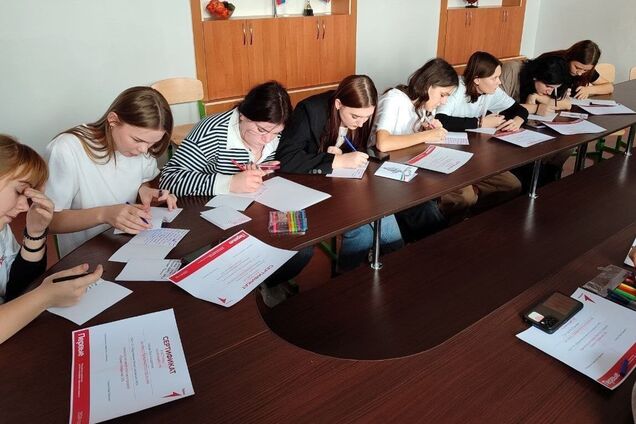 На оккупированной Херсонщине школьников угрозами заставляют писать письма оккупантам