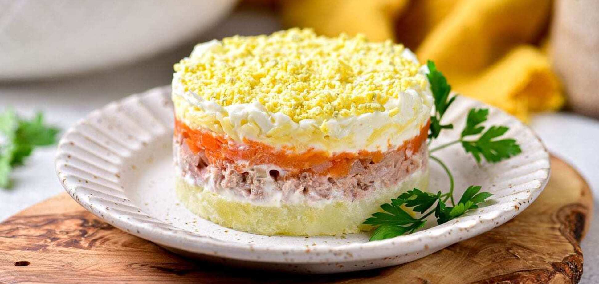 Салат 'Мимоза' без невкусной рыбной консервы: блюдо для праздничного стола и ужина
