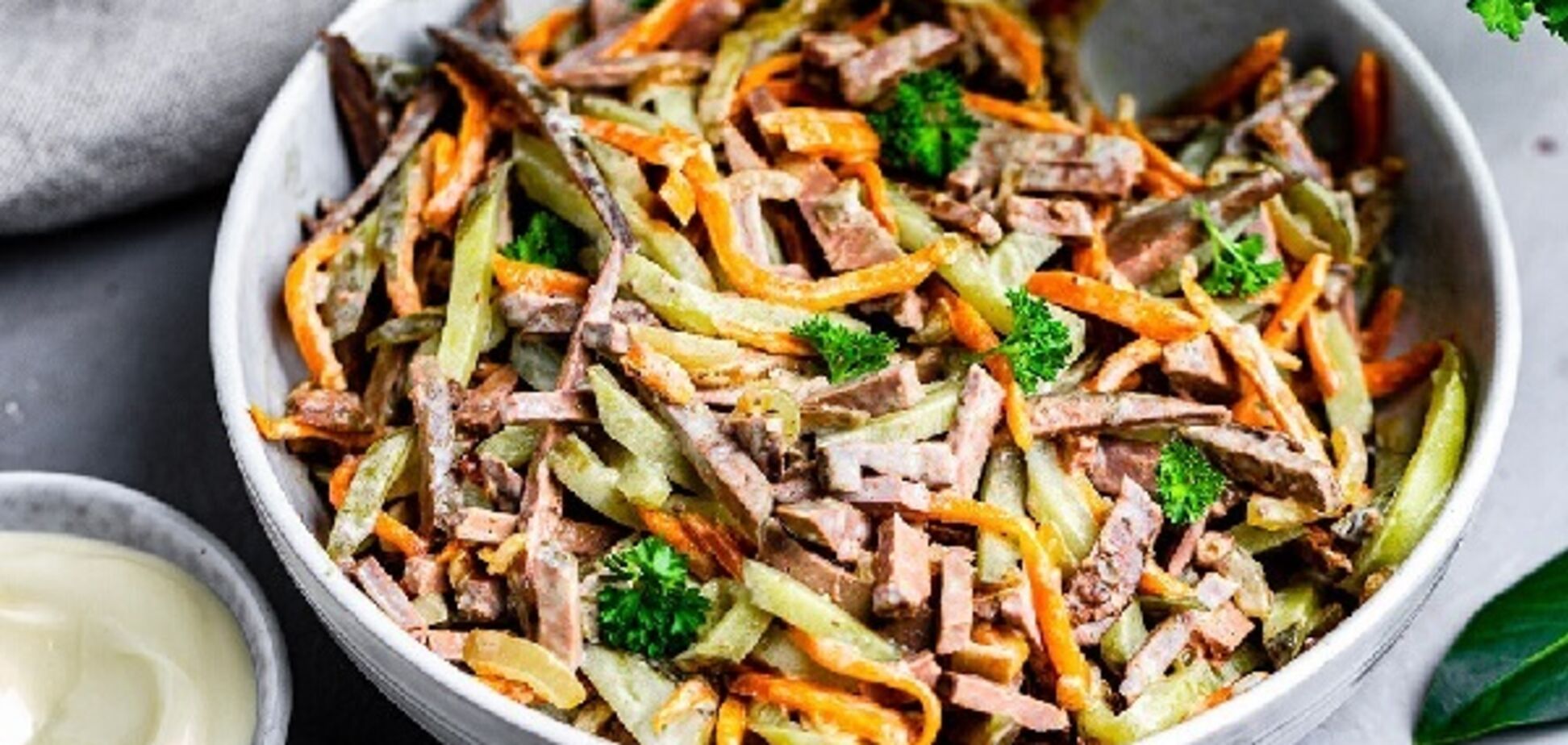 Какой вкусный салат с печенью приготовить на Новый год: простой рецепт бюджетного блюда