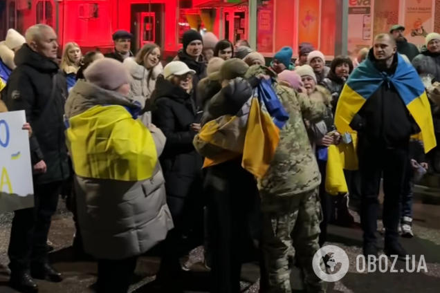 Із піснями, квітами й обіймами: на Рівненщині зворушливо зустріли захисника 'Азовсталі', який повернувся з ворожого полону. Відео