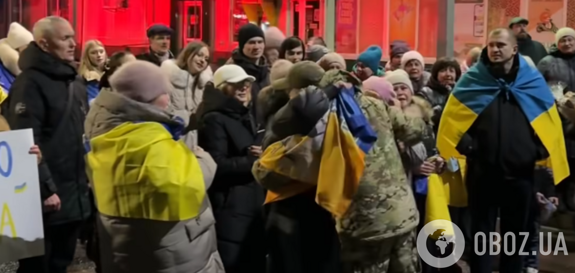 Із піснями, квітами й обіймами: на Рівненщині зворушливо зустріли захисника 'Азовсталі', який повернувся з ворожого полону. Відео