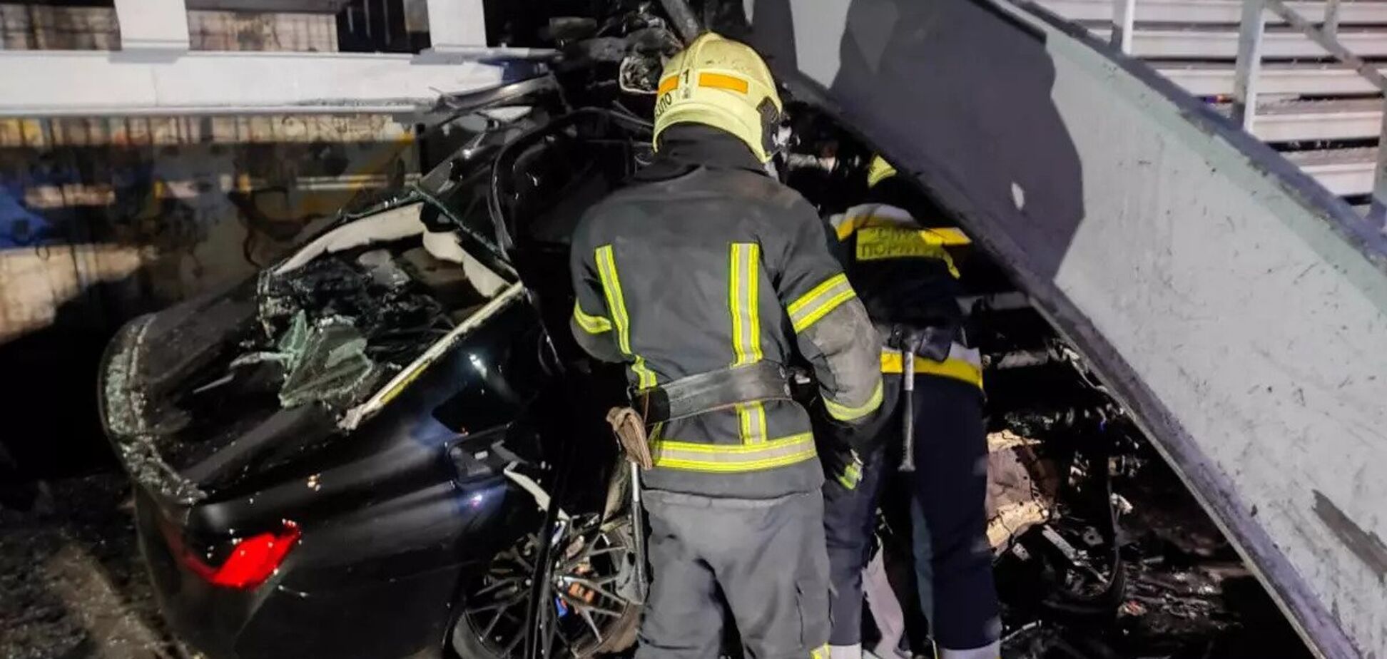 В Днепре BMW на скорости влетел в опору моста: погибли люди, авто разлетелось на куски. Фото