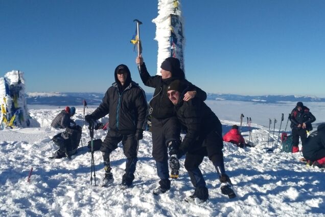 Трое военных с Буковины, потерявших конечности на войне, самостоятельно поднялись на Говерлу: видео тронуло сеть