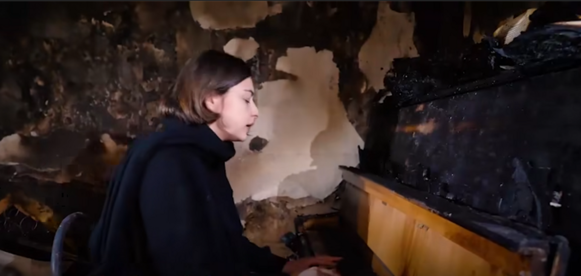 Жительница Тернополя сыграла на пианино среди руин квартиры, в которой от удара дрона погиб ее отец. Видео