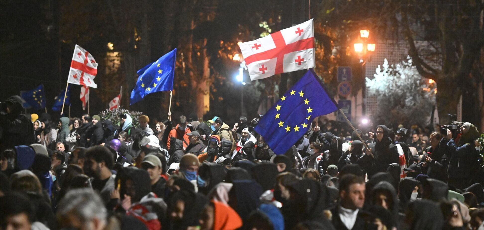 В столице Грузии шестой день продолжаются протесты: участники сожгли флаг партии "Грузинская мечта". Видео