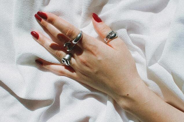 Мастер маникюра назвала три цвета лаков, которые нельзя выбирать на Новый год 2025