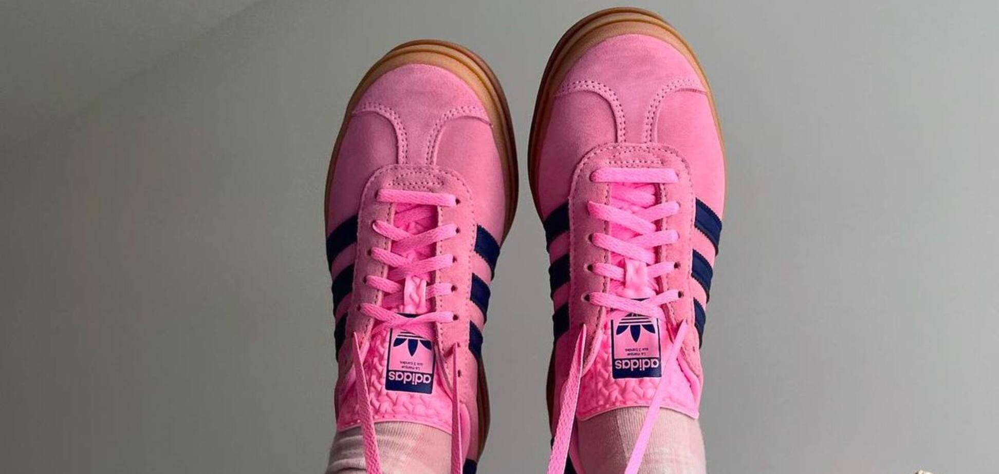 Забудьте о черно-белых кроссовках: обувь непопулярного цвета стала модным открытием