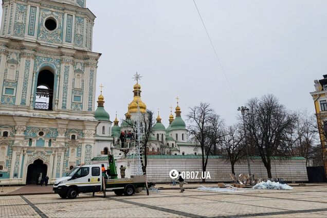 У Києві почали встановлювати головну ялинку України. Подробиці, фото та відео