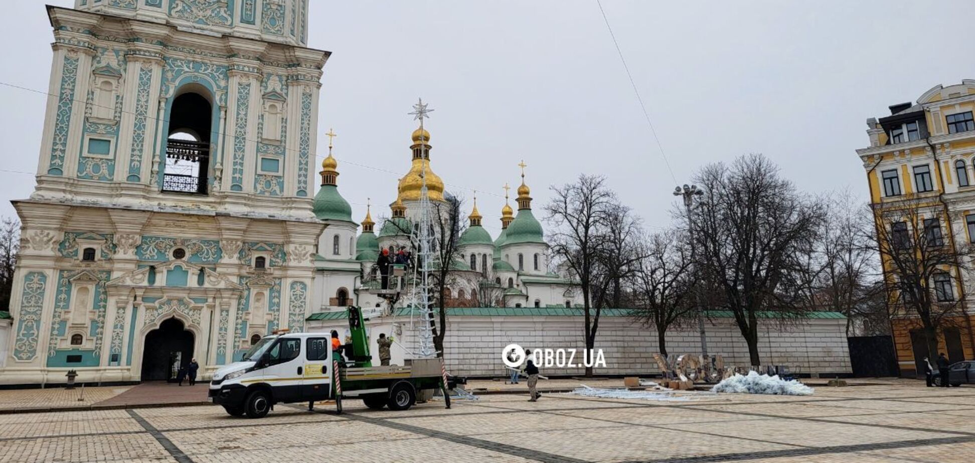 У Києві почали встановлювати головну ялинку України. Подробиці, фото та відео