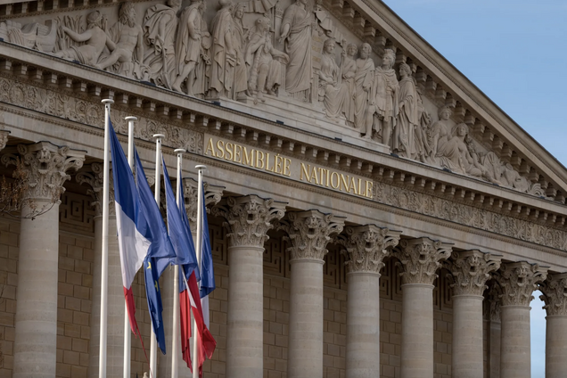 Правительству Франции в среду собираются объявить вотум недоверия: Макрон оценил вероятность своей отставки