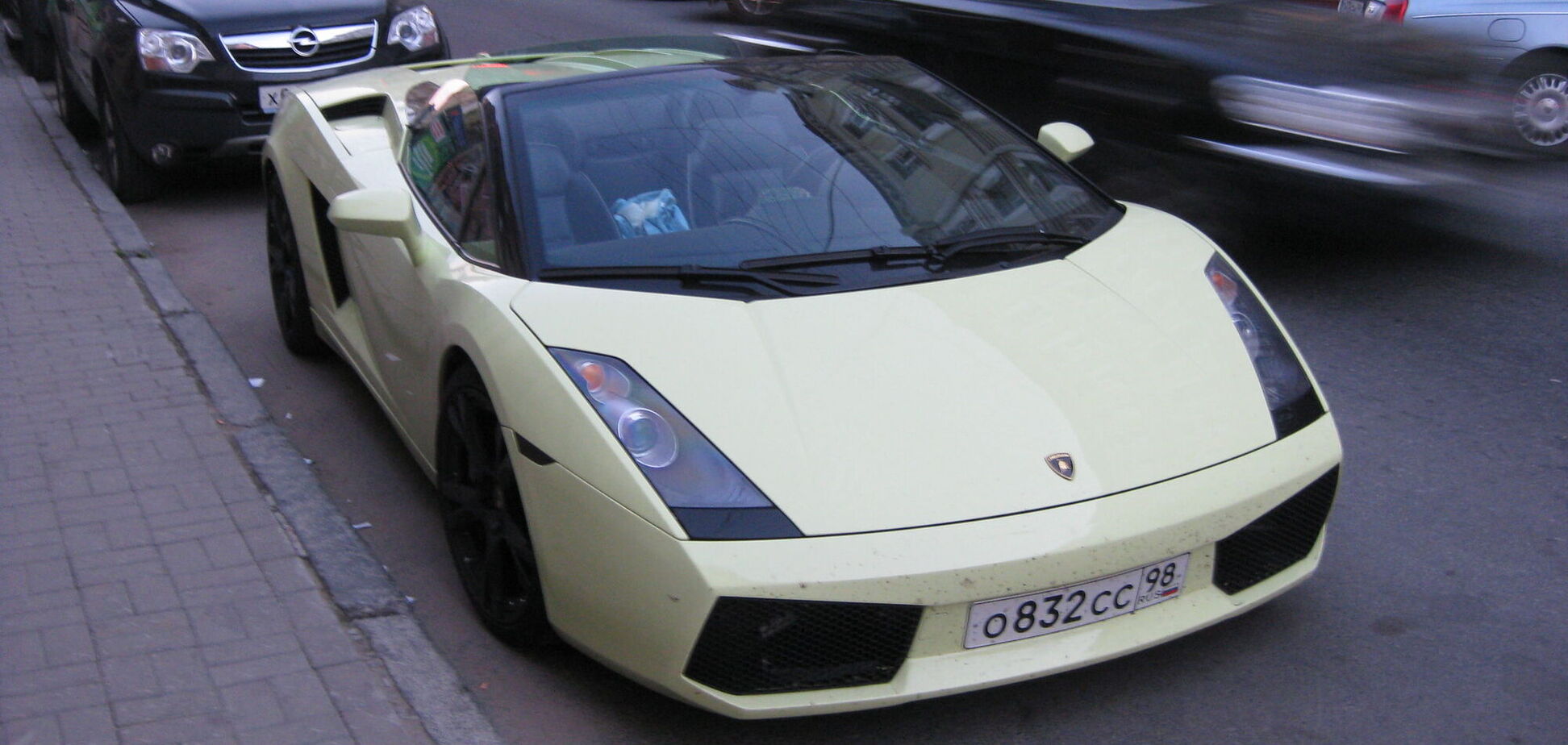 Попри санкції, люксові авто продовжують провозити до РФ