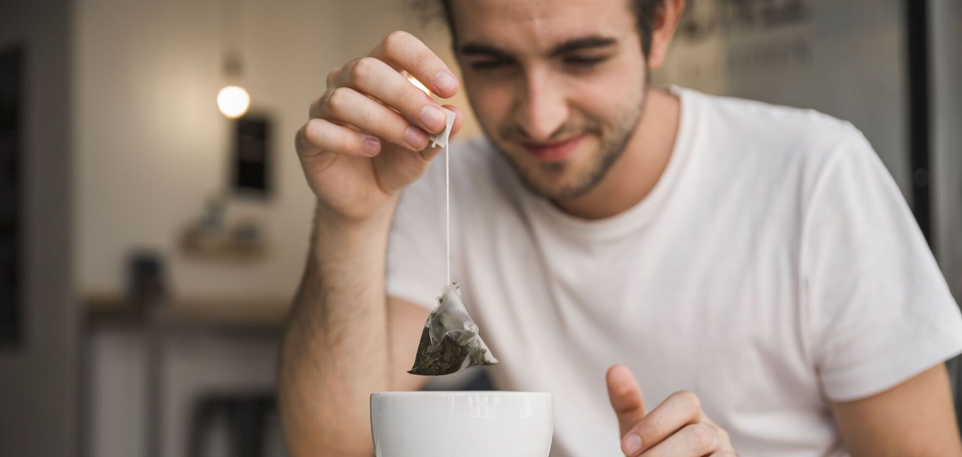 В одному пакетику чаю виявили мільярди мікропластиків: вчені попередили людей про небезпеку