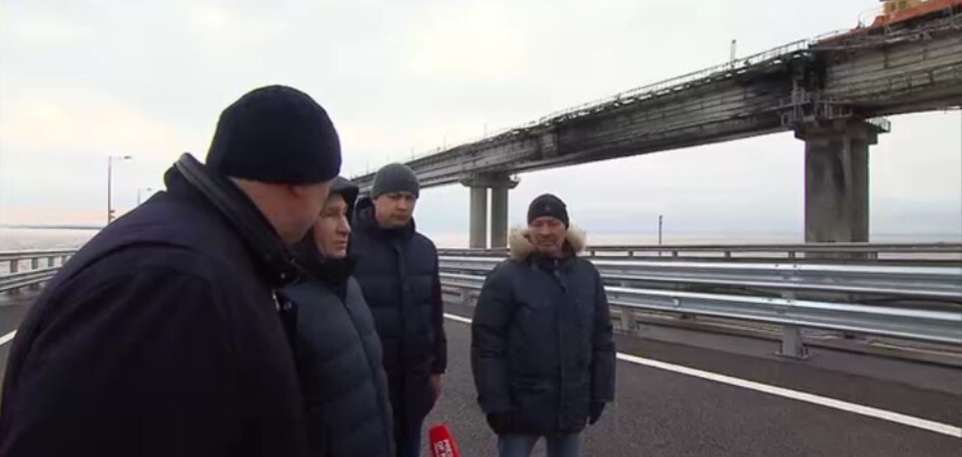 У Керченского моста появились новые баржи: в сети раскрыли замысел оккупантов