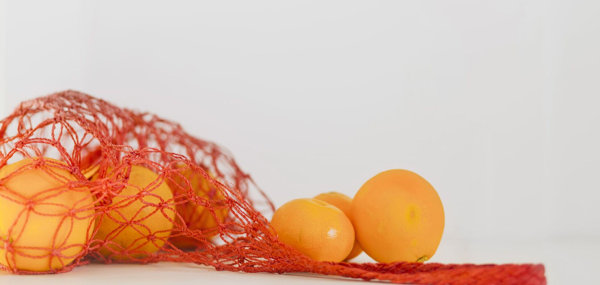 Почему овощи и фрукты в супермаркетах продают в сетке: причина вас удивит