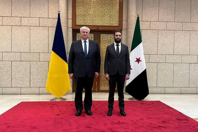 Сибига поднял флаг Украины над консульством в Дамаске. Видео