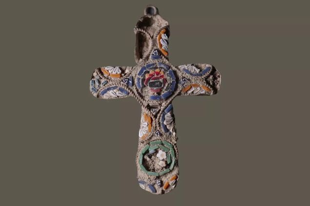 10-річний хлопчик знайшов біля Єрусалиму унікальний християнський кулон з дорогоцінним камінням. Фото