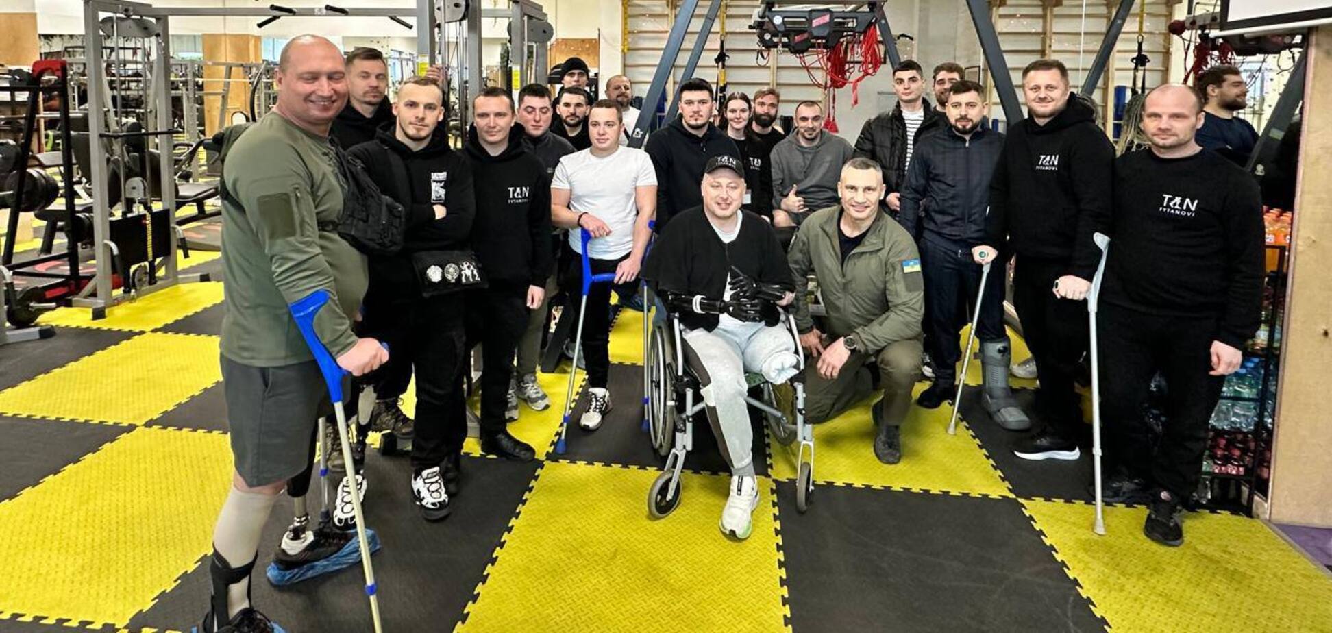 Кличко в канун Нового года встретился с ветеранами в центре протезирования 'Титановые'