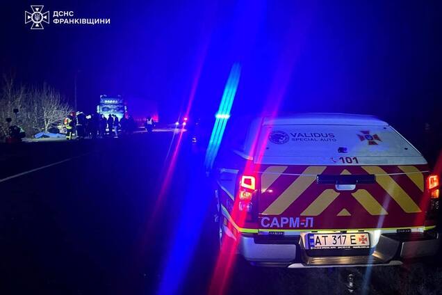 На Прикарпатті сталася ДТП за участі вантажівки та легковика: загинули п’ять осіб. Фото