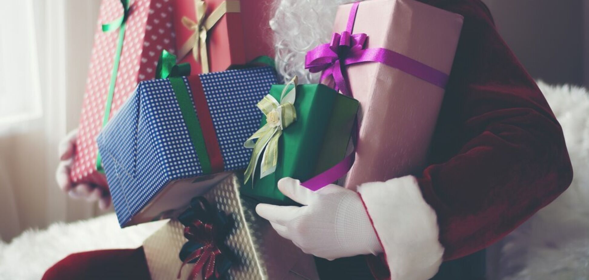 Какой подарок выбрать для игры в тайного Санту: идеи для коллег и друзей