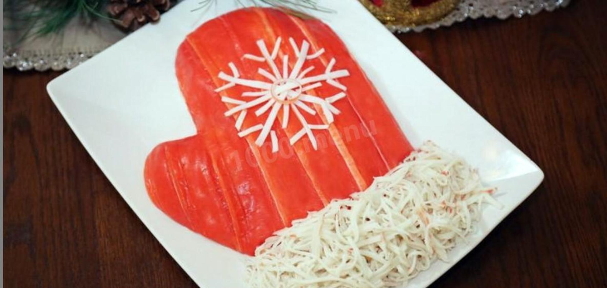 Вкусный новогодний салат из морепродуктов: можно подать в виде рукавицы Святого Николая