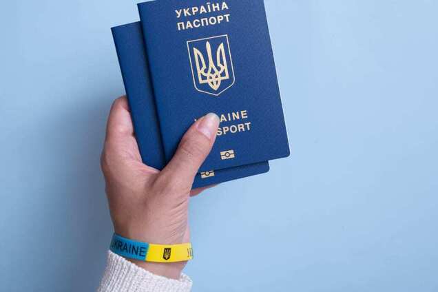 Паспортные сервисы за границей отказывают мужчинам, выехавшим из Украины до достижения 18 лет, в выдаче паспортов: что происходит