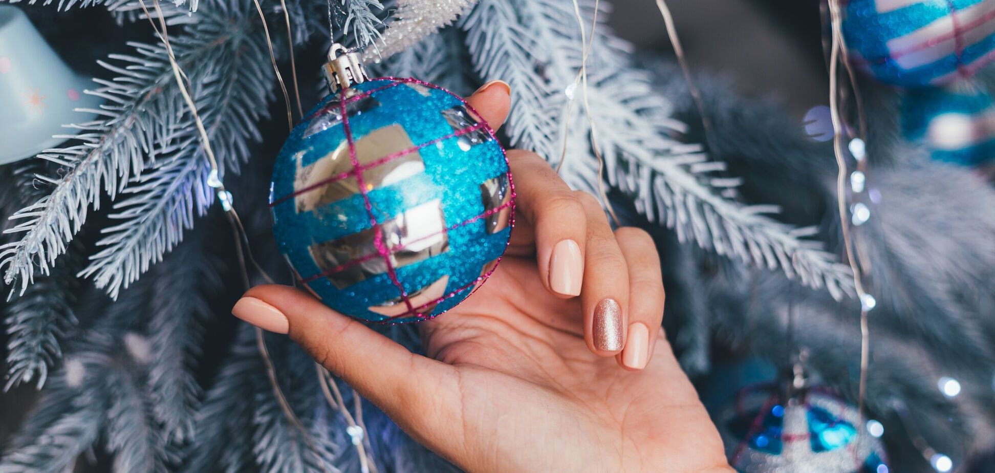 Манікюр 'снігова куля': зірковий майстер поділився новим зимовим дизайном