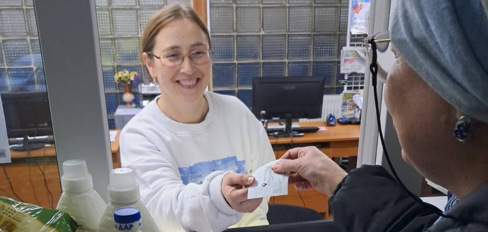 'Укрпочте' придется изменить ассортимент товаров в отделениях: как и на что можно потратить 'тысячу Зеленского'