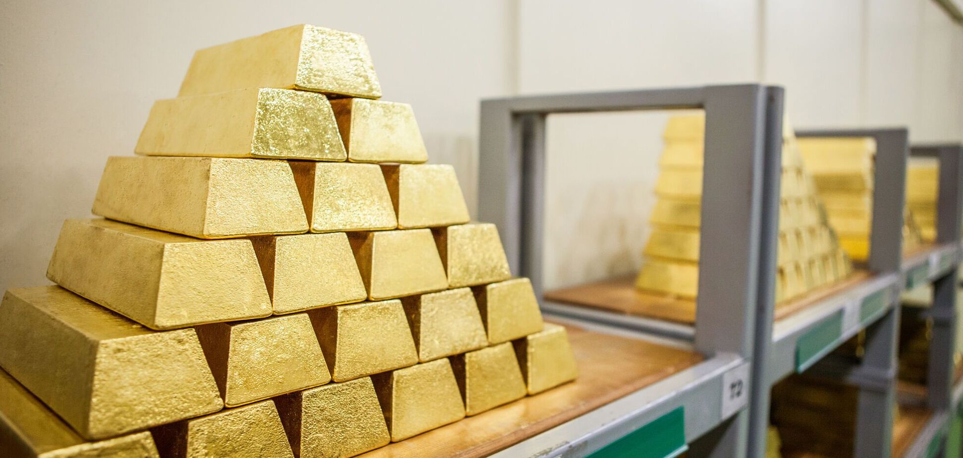 Иллюстрация - золотые слитки сложены друг на друга