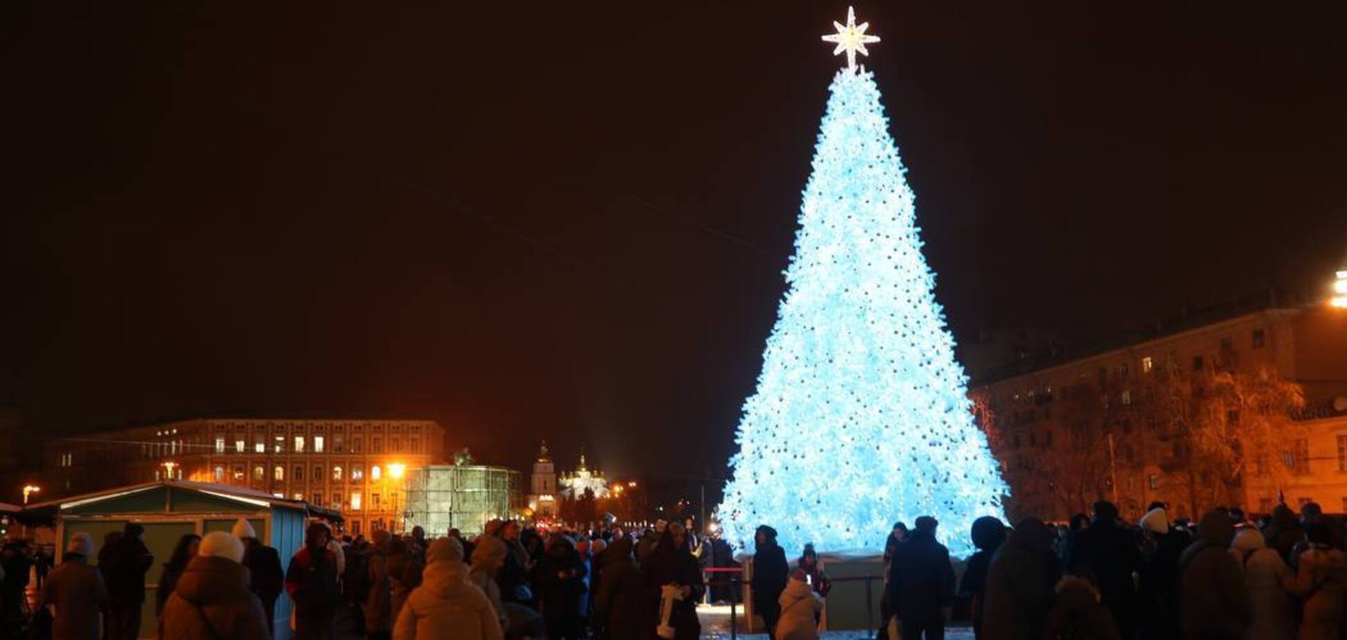 Біла красуня заввишки 15 метрів: що відомо про головну ялинку країни, яку встановили на Софійській площі. Фото
