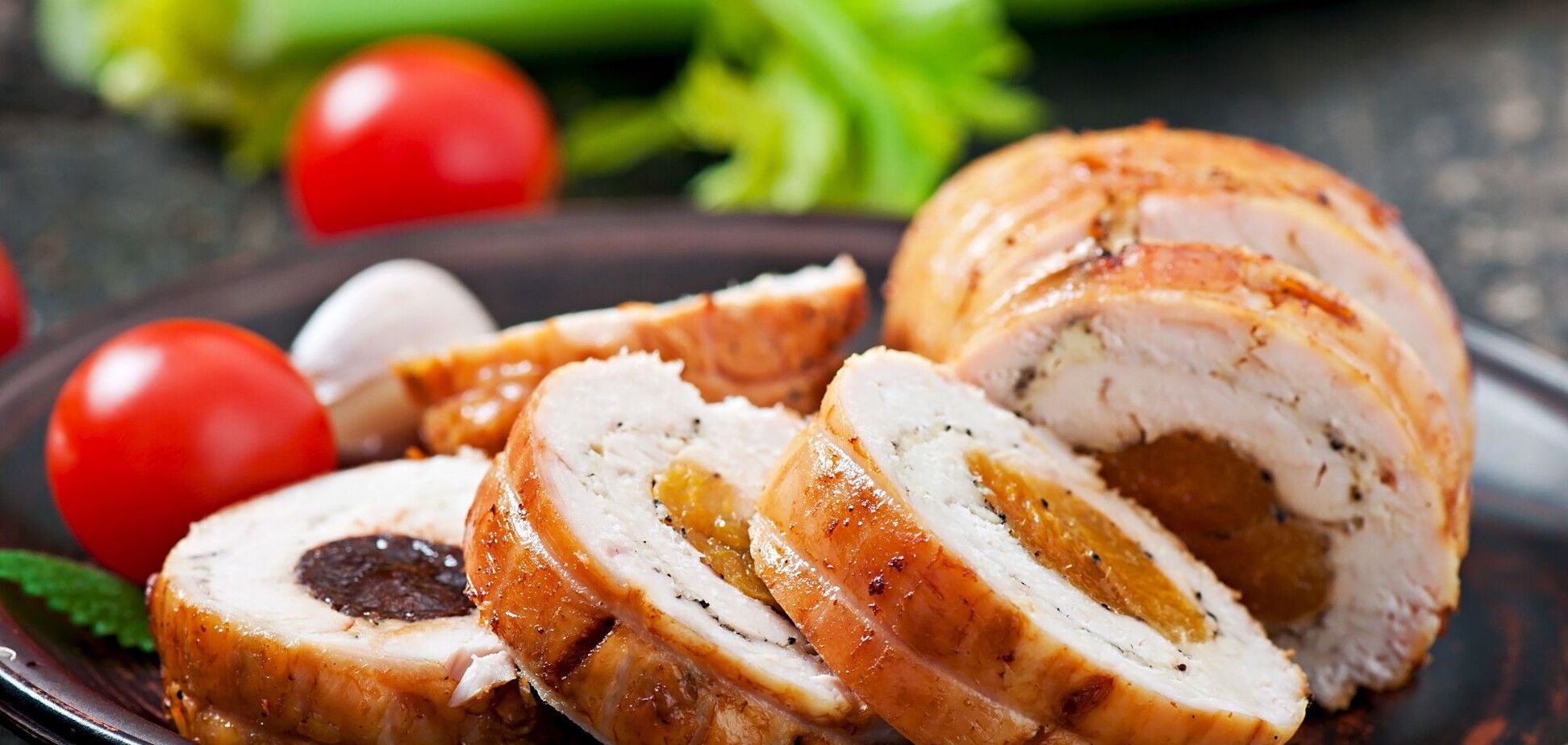 Как вкусно и необычно приготовить мясо на праздничный стол: вкус дополнит один простой ингредиент