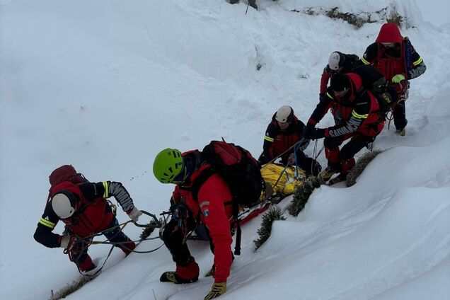 Хотели незаконно сбежать в Румынию: у границы с Украиной обнаружили тела двух мужчин. Видео и фото