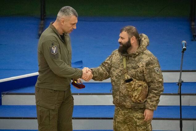 Виталий Кличко в День ВСУ поздравил и наградил военнослужащих медалями от Киева. Фото