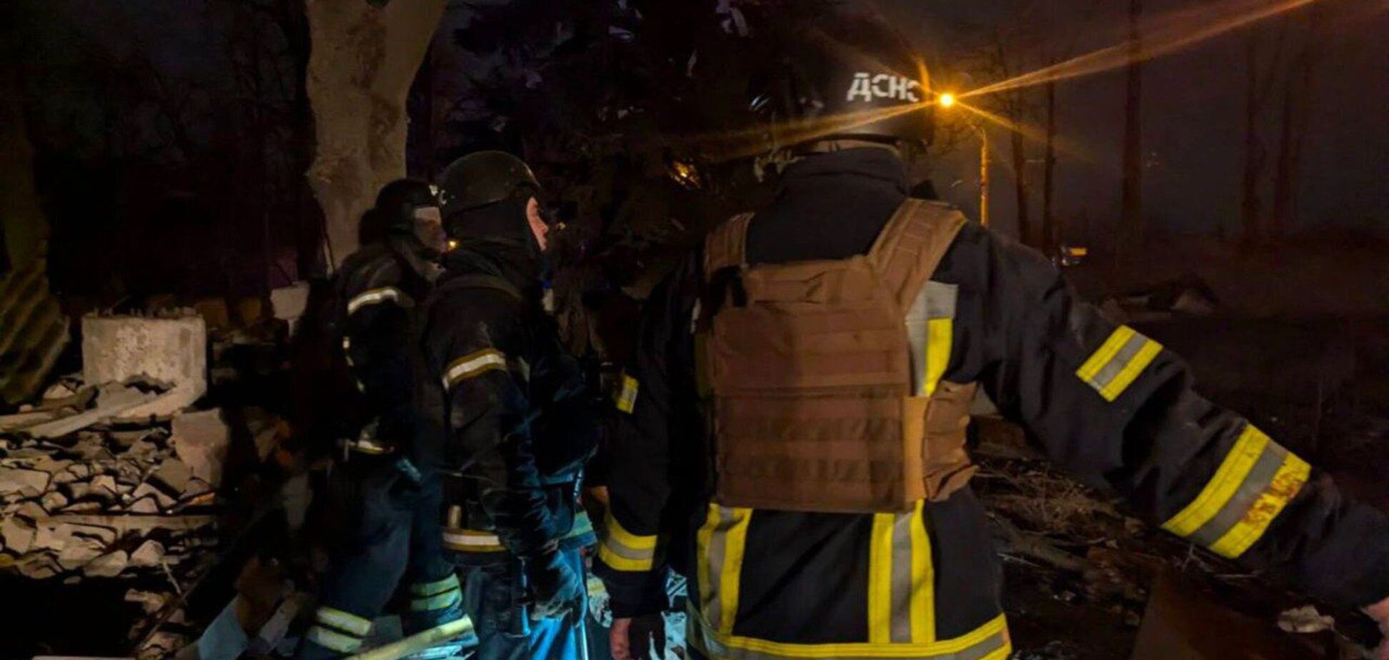 Ворог влучив балістикою по Кривому Рогу: пошкоджено адмінбудівлю, троє людей загинули. Фото