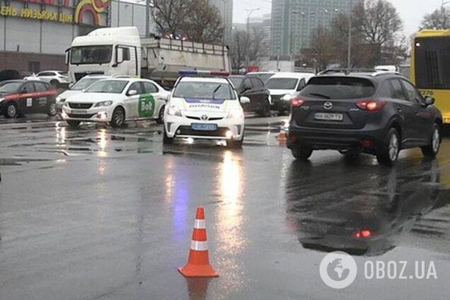 В Киеве на Днепровской набережной легковушка на переходе сбила насмерть женщину. Подробности, фото и видео