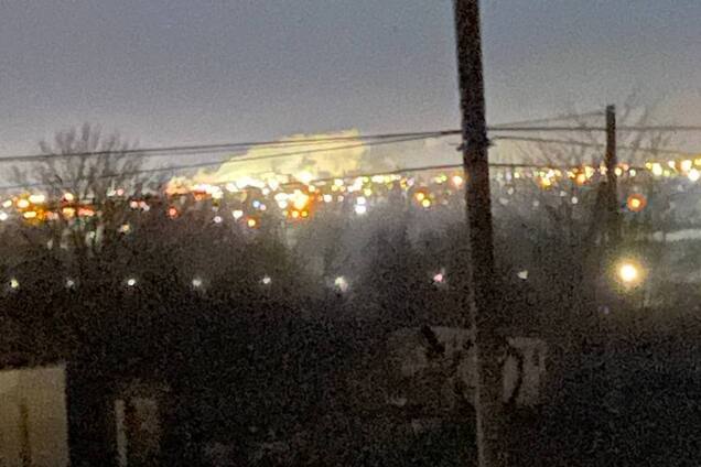 В российском Майкопе слышали взрывы, было видно зарево и дым: вблизи города расположена авиабаза 'Ханская'. Фото и видео