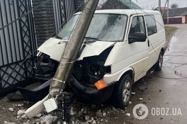 Під Києвом водій мікроавтобуса протаранив стовп та намагався втекти від патрульних. Фото