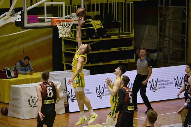 В Суперлиге Favbet команда с 10-й попытки одержала первую победу в сезоне: кто и с каким счетом