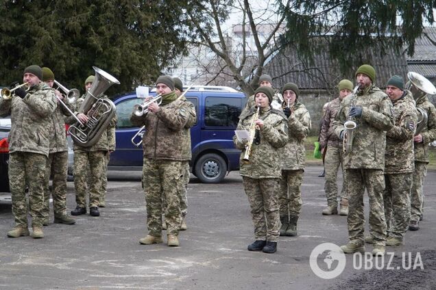 На Волині дружину і новонародженого сина загиблого воїна зустрічали з оркестром: перший її чоловік теж повернувся на щиті