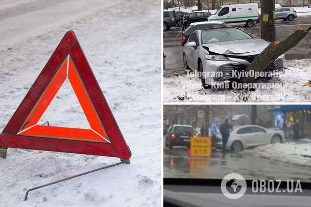 Остановило дерево: в Киеве Toyota, после столкновения с легковушкой, едва не влетела в остановку. Видео